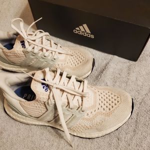 *GENTLY WORN* Adidas Ultraboost Sneakers